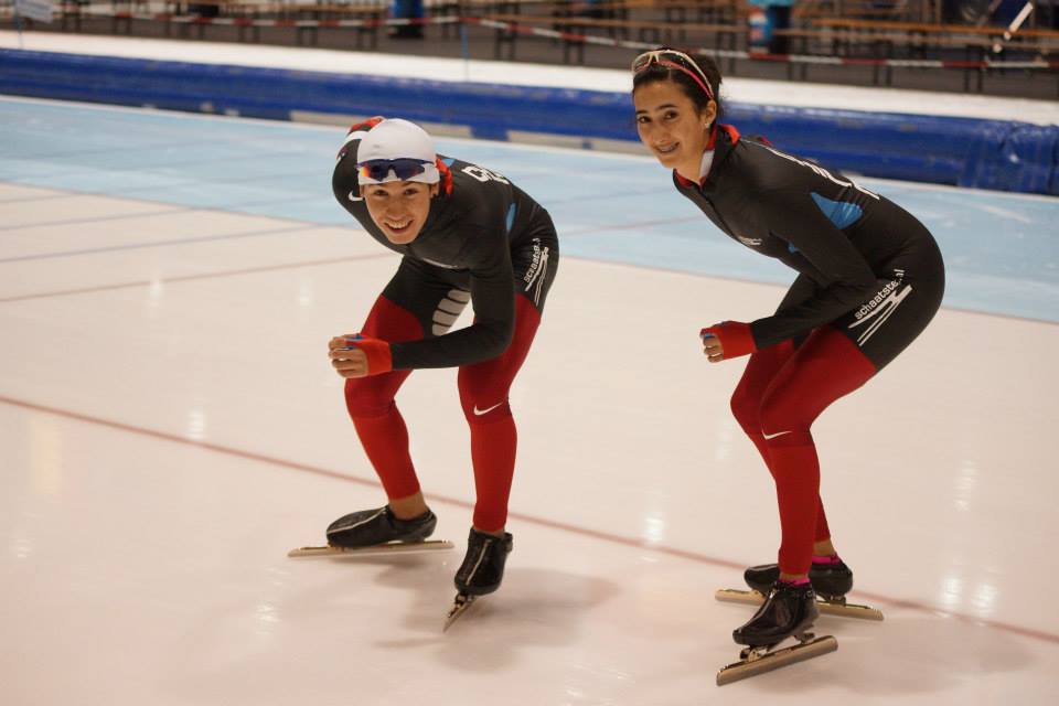 Help Chileense schaatsers bij laatste sprong